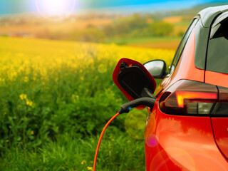 Elektroauto lädt in der Natur mit Sonnenenergie