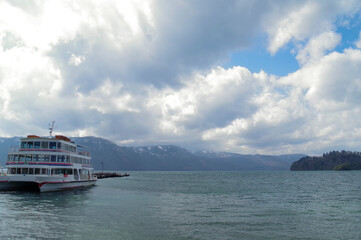 Fototapeta na wymiar 十和田湖を巡る遊覧船の桟橋