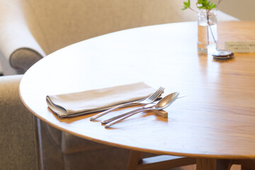 いえの中でレストランでランチをいただく雰囲気を作り窓際の席でゆったりとランチ。