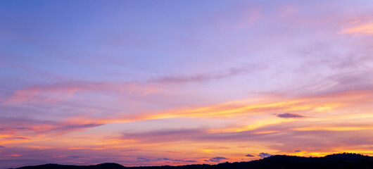 Naklejka premium Colorful sunset sky over the sea in twilight time.