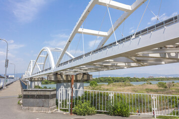 鳥飼大橋南端の堤防から見る大阪モノレール淀川橋梁と鳥飼大橋