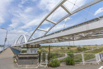鳥飼大橋南端の堤防から見る大阪モノレール淀川橋梁と鳥飼大橋