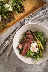 Gerösteter grüner Spargel mit medium rare Rinder Steak Streifen, Rucola, Büffel Mozzarella und...