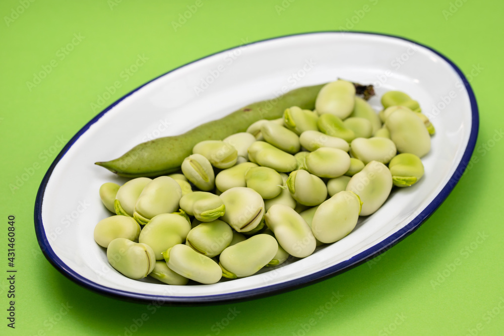 Poster green beans in white dish