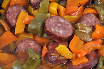 Poivrons avec des rondelles de saucisse fumée en gros plan