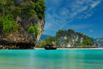 Plakat view of limestone island in phang nga bay in thailand