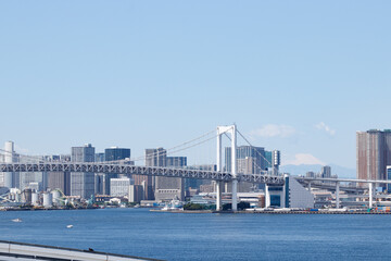 Obraz premium 豊洲市場屋上から見た芝浦ふ頭方面のレインボーブリッジと富士山