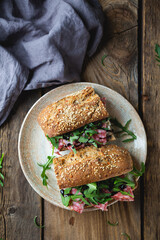 Sandwich with whole grain bread, salami and arugula