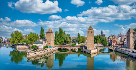 Straßburg mittelalterliche Brücke Ponts Couverts und Barrage Vauban, Elsass, Frankreich - obrazy, fototapety, plakaty