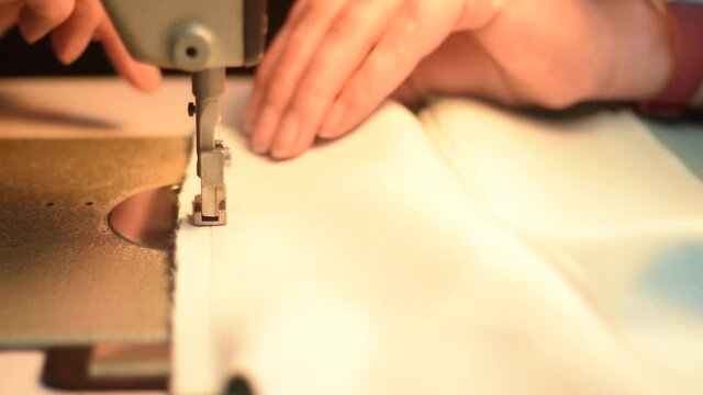 Una costurera utilizando una m&aacute;quina de coser en un taller de costura.