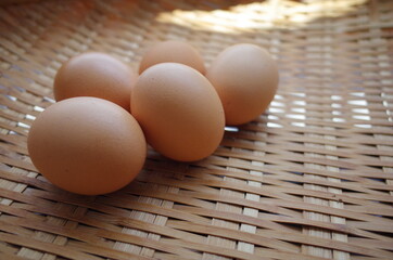 かごに入った新鮮たまご
