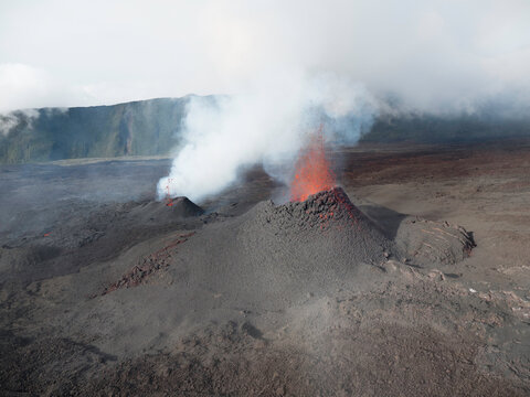 Vue a&eacute;rienne de l'&eacute;ruption du Piton de la Fournaise Avril 2021