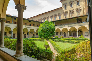 Fototapeta premium Garden with Orange Tree inside Basilica of San Lorenzo Yard in Firenze, Italy
