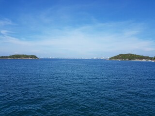 Fototapeta premium Vacation in the bay of the ocean surrounding the rainforest