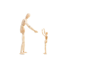 Hombre maniqui de madera junto a un maniqui pequeño  con los brazo extendidos sobre un fondo blanco liso y aislado. Vista de frente. Copy space. Concepto: Familia