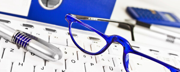 Konzept Fortbildung, Aktenordner, Brille, Tastatur mit copy space  Banner