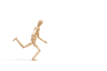 Maniqui hombre de madera corriendo sobre un fondo blanco liso y aislado. Vista de frente. Copy space. Concepto: Deportes