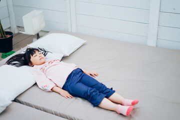 一人で寝る小さな女の子