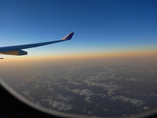 Fototapeta premium 夕暮れの飛行機からの眺め