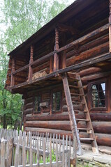 Stare drewniane zabudowania gospodarcze © Ewa