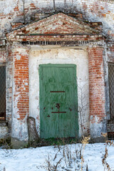 Fototapeta na wymiar antique green door