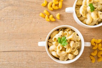 macaroni and cheese with herbs