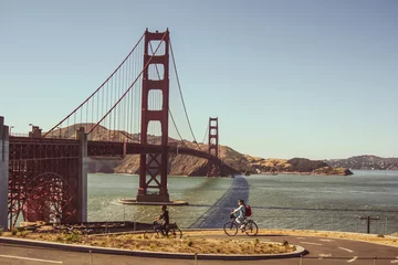 Poster Couple riding bikes the Golden Gate Bridge in San Francisco, United States of America aka USA © Acelya Aksunkur