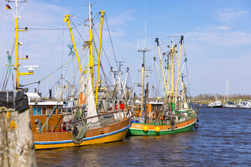 Krabbenkutter im Hafen von Greetsiel, Niedersachsen, Deutschland