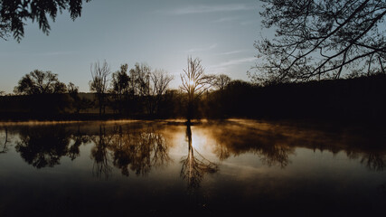 Lever de soleil et brume sur le lac 