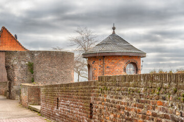 Fototapeta premium Pegelturm und Zollturm an der historischen Stadtmauer in Rees, Niederrhein, Nordrhein-Westfalen