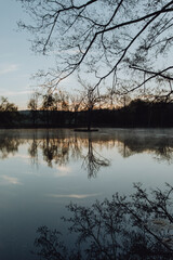 Lever de soleil et brume sur le lac 