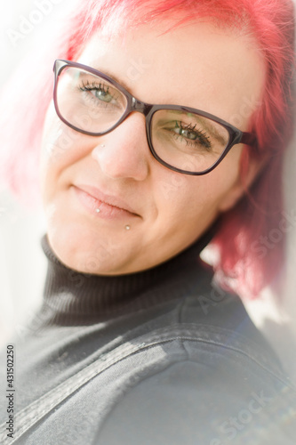 Eine Schöne Junge Frau Mit Roten Haaren, Brille Und Piercing Schaut Traurig  In Die Kamera Athletic Wall Mural | Athlet-heike114