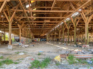 Fototapeta na wymiar Usine désaffectée en ruine, quartier de la Bastide à Bordeaux, Gironde