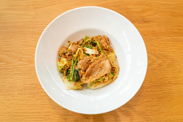 stir-fried vermicelli with vegetables and pork in sukiyaki sauce