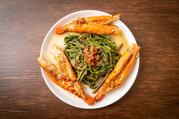  Stir-fried water mimosa with river prawns