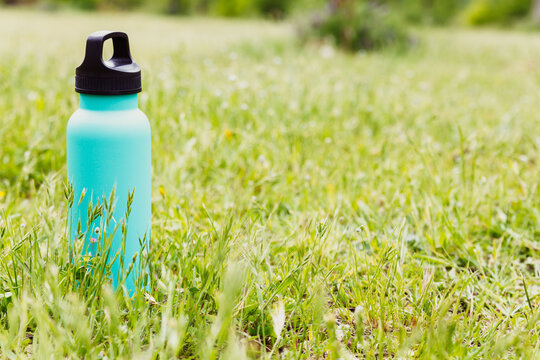 Botella sostenible en fondo natural, termo para agua reutilizable, zero waste.