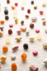 Farbige Bonbons und Süssigkeiten auf weißem Hintergrund