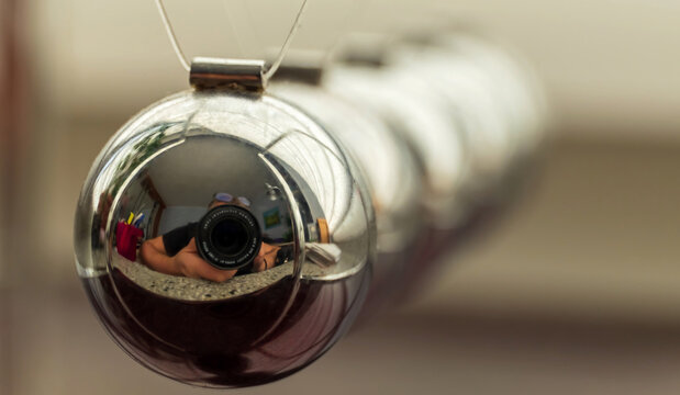 kulki newtona jak lustro - odbicie obiektywu aparatu.