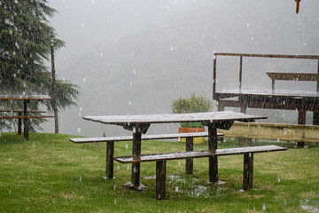 Bancos na montanhas com chuva caindo sobre eles com imagem linda de ver.