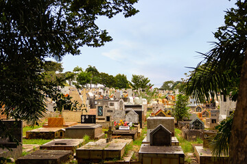 Fototapeta na wymiar Foto panorâmica de um cemitério com vários túmulos.