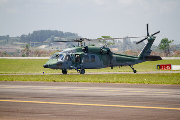 Fototapeta na wymiar Helicóptero militar de busca e salvamento
