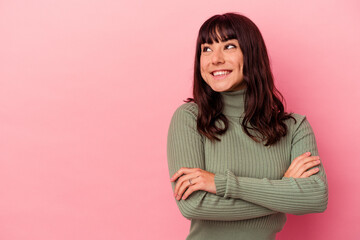Obraz premium Young caucasian woman isolated on pink background smiling confident with crossed arms.