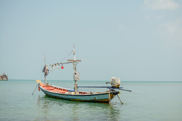 Obraz premium A boat floating in the sea.