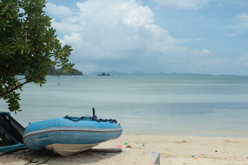 Obraz premium Dinghi boat on the beach in the tropics