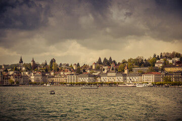 Obraz premium Landscape view of the old town of Luzern, with the lake in the foreground, shot in Luzern, switzerland