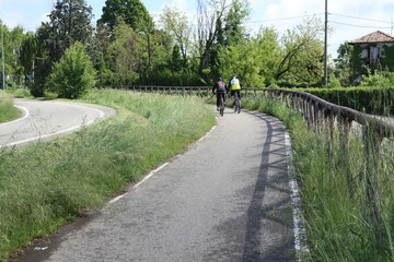 Ciclisti sulla ciclabile