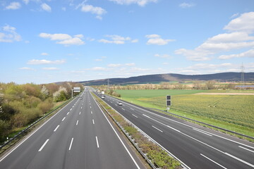 Die sechsspurige Autobahn A2 im Landkreis Schaumburg