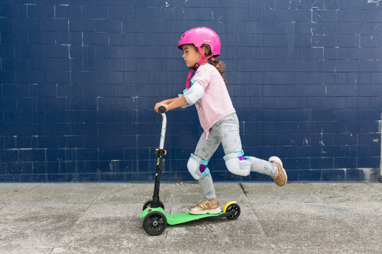 Ni&ntilde;a jugando con patinete