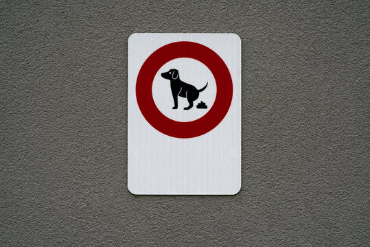 Sign no pooping area for dogs. Photo taken April 30th, 2021, Zurich, Switzerland.