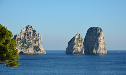 Fototapeta na wymiar I famosi Faraglioni di Capri